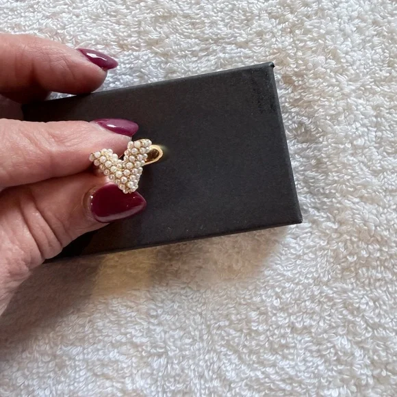 Louis Vuitton Gold and Faux Pearl V Ring - Picture 1 of 4